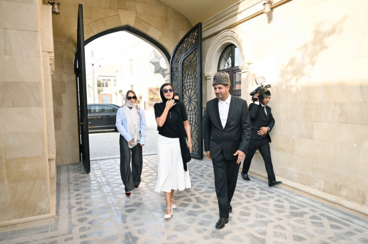 Mehriban Əliyeva Əhmədli qəsəbəsində əsaslı təmirdən sonra istifadəyə verilən 120 yaşlı məsciddə olub -