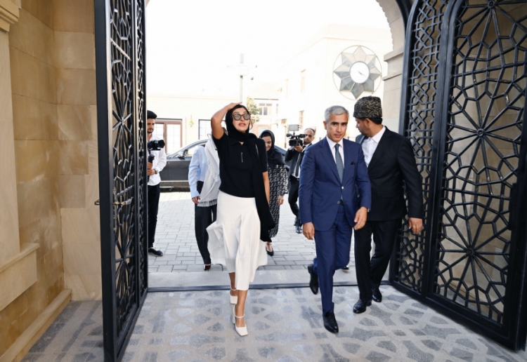 Mehriban Əliyeva Əhmədli qəsəbəsində əsaslı təmirdən sonra istifadəyə verilən 120 yaşlı məsciddə olub -