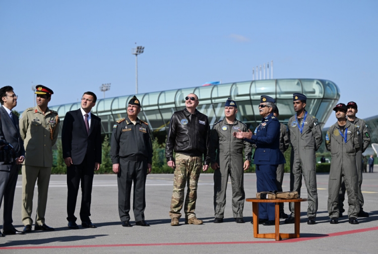 Prezidentə çoxməqsədli "JF-17C" təyyarələri təqdim olunub -