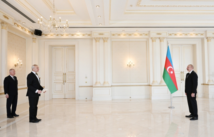 Prezident iki ölkənin yeni səfirini qəbul edib