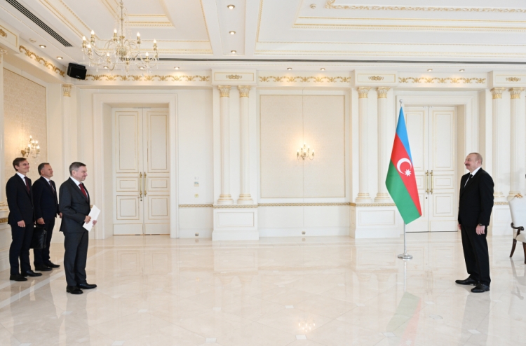Prezident iki ölkənin yeni səfirini qəbul edib