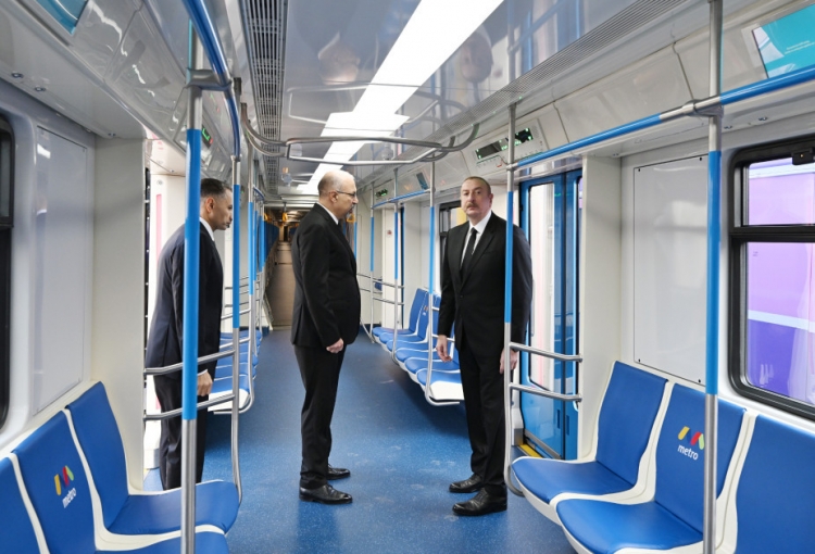 İlham Əliyev yeni nəsil metro qatarları ilə tanış olub