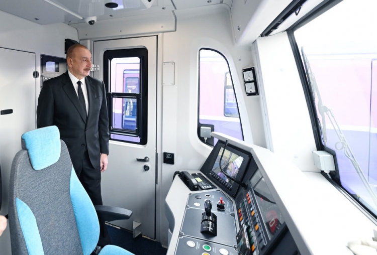 İlham Əliyev yeni nəsil metro qatarları ilə tanış olub