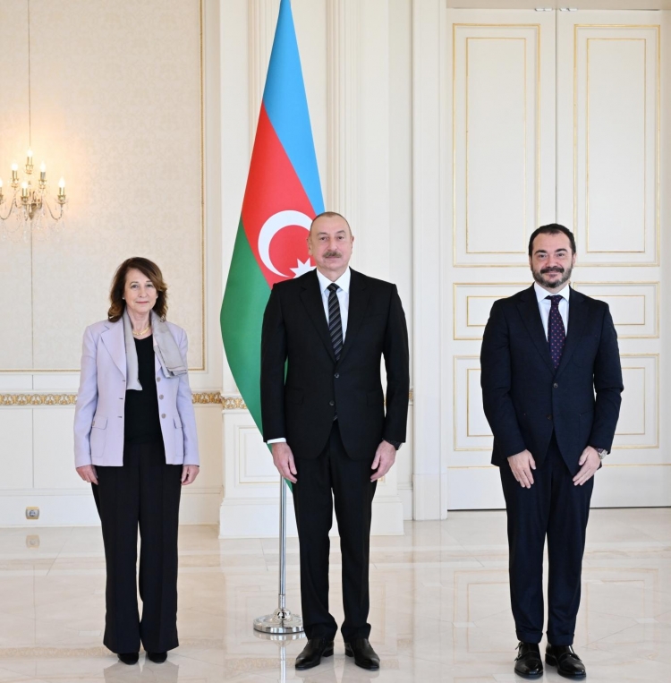 İlham Əliyev İspaniyanın yeni təyin olunmuş səfirinin etimadnaməsini qəbul edib -