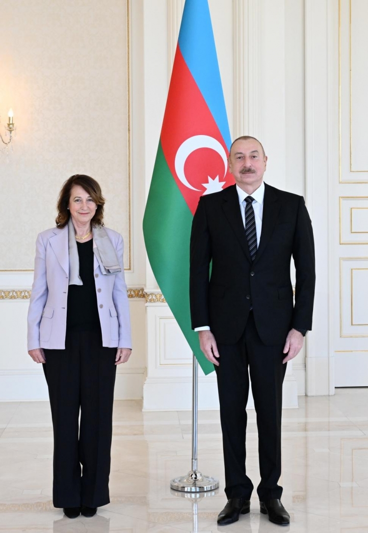 İlham Əliyev İspaniyanın yeni təyin olunmuş səfirinin etimadnaməsini qəbul edib -