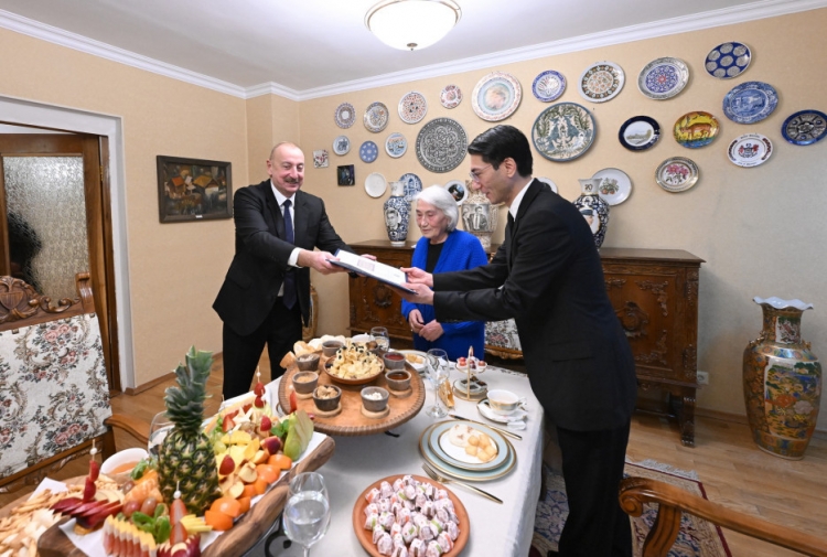 Bişkekdə İlham Əliyevə “Çingiz Aytmatov” ordeni təqdim edilib -