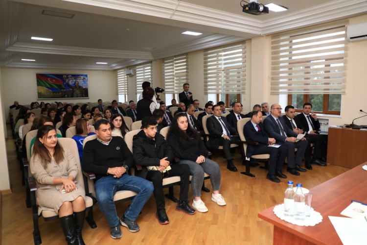 Gəncənin icra başçısı vətəndaşlarla görüşüb