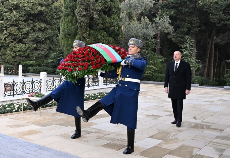 Prezident və birinci xanım Ümummilli Liderin məzarını ziyarət ediblər -
