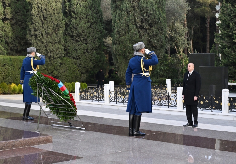 Prezident və birinci xanım Ümummilli Liderin məzarını ziyarət ediblər -
