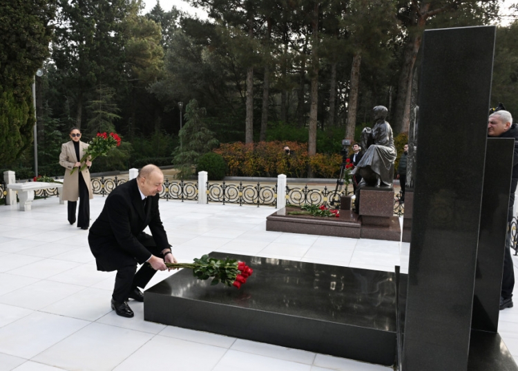 Prezident və birinci xanım Ümummilli Liderin məzarını ziyarət ediblər -