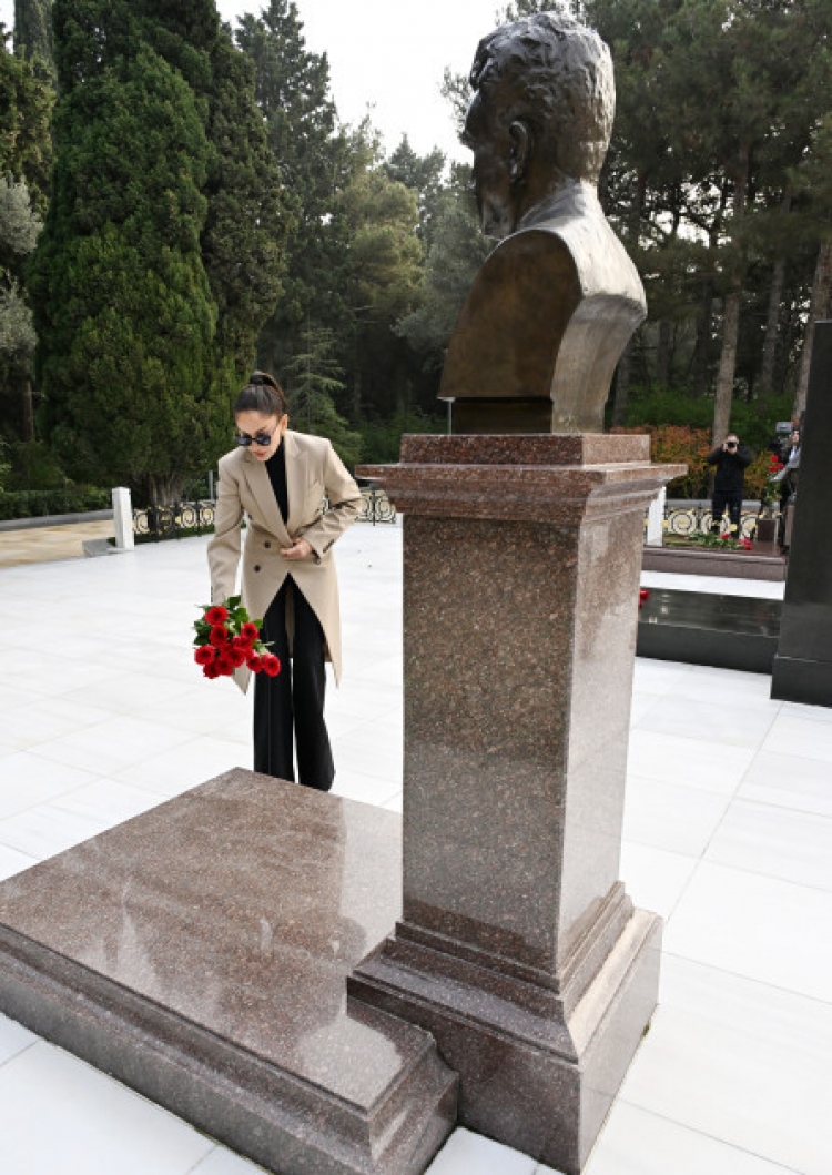 Prezident və birinci xanım Ümummilli Liderin məzarını ziyarət ediblər -