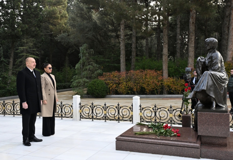 Prezident və birinci xanım Ümummilli Liderin məzarını ziyarət ediblər -