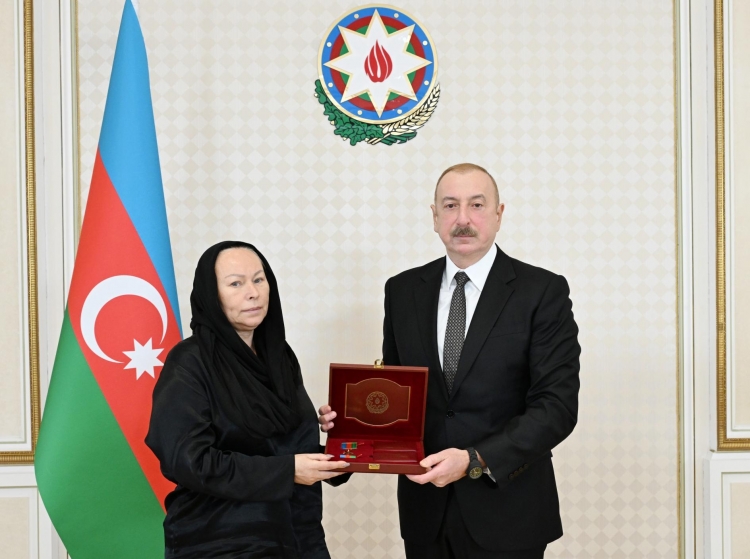 İlham Əliyev təyyarə qəzasında həlak olan ekipaj heyətinin ailə üzvləri və sağ qalan bələdçilərlə görüşüb -