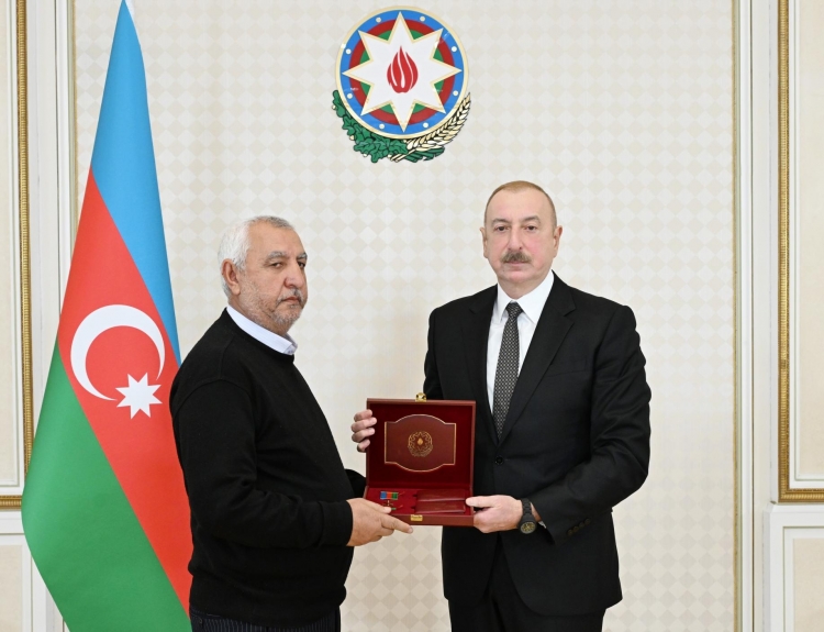 İlham Əliyev təyyarə qəzasında həlak olan ekipaj heyətinin ailə üzvləri və sağ qalan bələdçilərlə görüşüb -