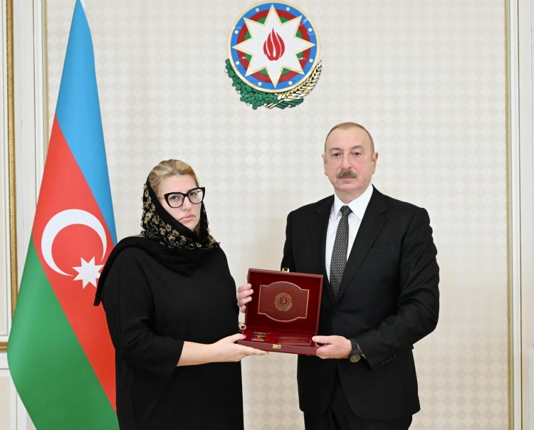 İlham Əliyev təyyarə qəzasında həlak olan ekipaj heyətinin ailə üzvləri və sağ qalan bələdçilərlə görüşüb -
