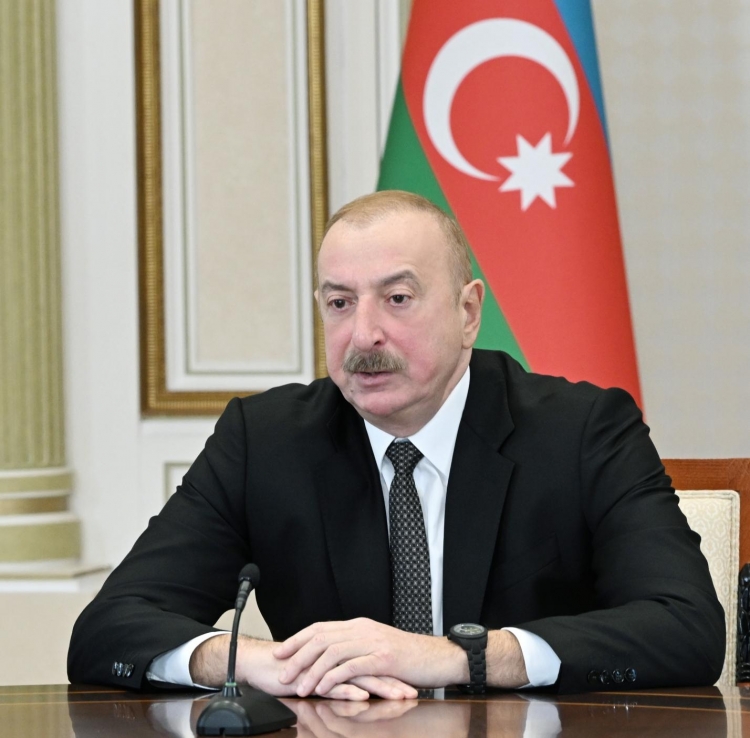 İlham Əliyev təyyarə qəzasında həlak olan ekipaj heyətinin ailə üzvləri və sağ qalan bələdçilərlə görüşüb -