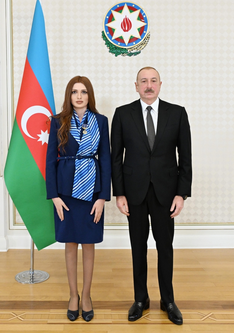 İlham Əliyev təyyarə qəzasında həlak olan ekipaj heyətinin ailə üzvləri və sağ qalan bələdçilərlə görüşüb -