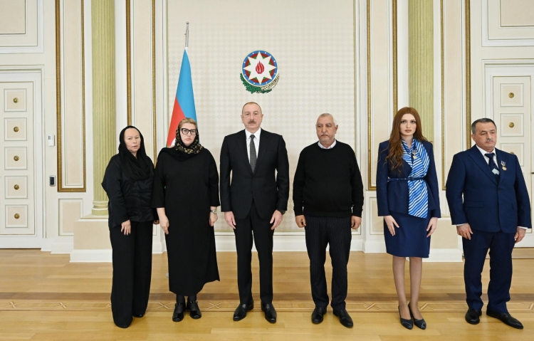 İlham Əliyev təyyarə qəzasında həlak olan ekipaj heyətinin ailə üzvləri və sağ qalan bələdçilərlə görüşüb -