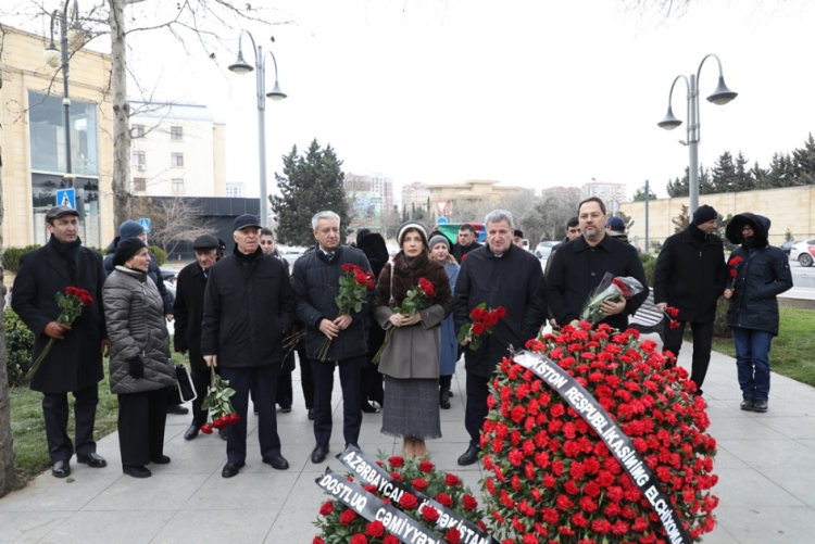 Əlişir Nəvainin Bakıdakı abidəsi ziyarət olunub