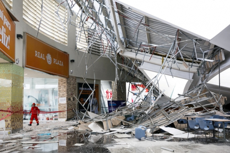 Peruda ticarət mərkəzinin damı uçub: 8 nəfər ölüb, 80 nəfər yaralanıb -