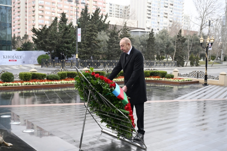 Prezident və birinci xanım Xocalı soyqırımı abidəsini ziyarət ediblər -