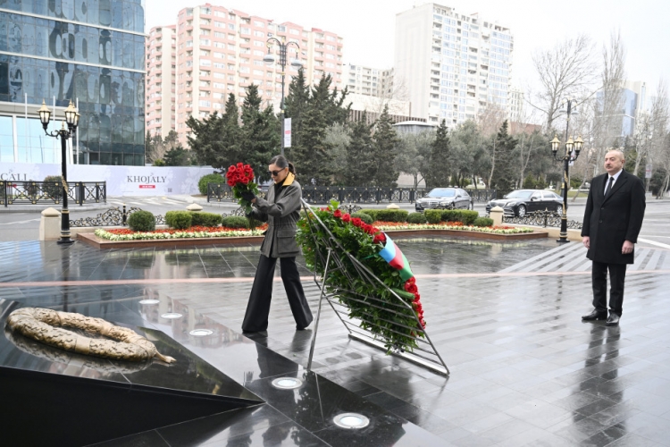 Prezident və birinci xanım Xocalı soyqırımı abidəsini ziyarət ediblər -