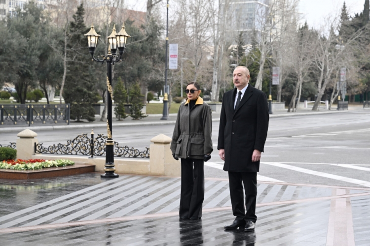 Prezident və birinci xanım Xocalı soyqırımı abidəsini ziyarət ediblər -