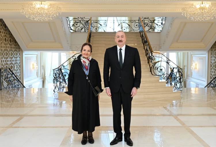 İlham Əliyev Şəfiqə Məmmədovaya “İstiqlal” ordenini təqdim edib -