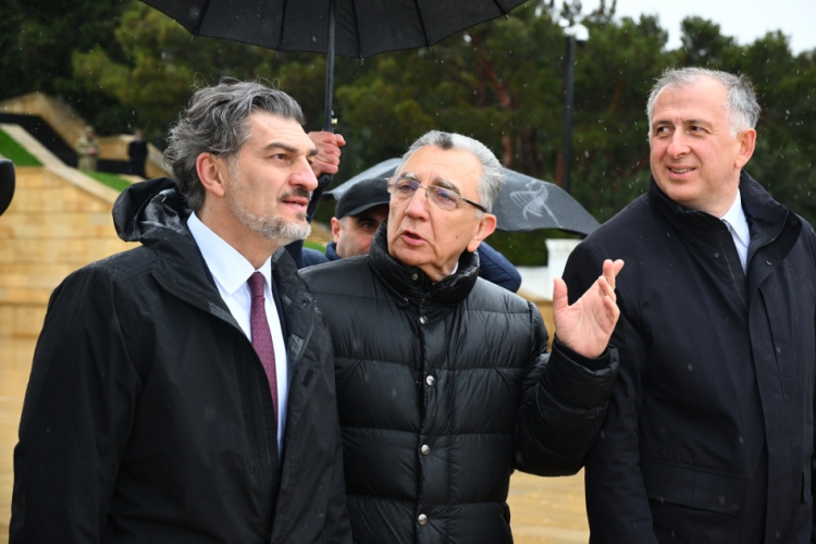 Kavelaşvili Bakıda Şəhidlər Xiyabanını ziyarət edib