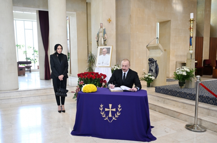Prezident İlham Əliyev Bakıdakı Müqəddəs Məryəm Ana kilsəsinə gedib -
