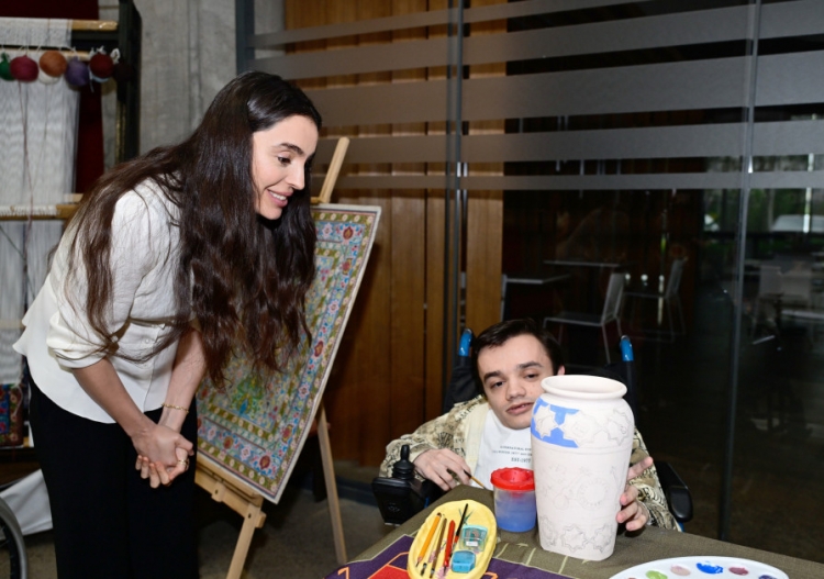 Leyla və Arzu Əliyeva DOST İnklüziv İnkişaf və Yaradıcılıq Mərkəzində olub -