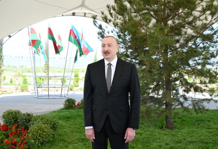 İlham Əliyev Ağdamın Kəngərli kəndinə köçən sakinlərlə görüşüb -