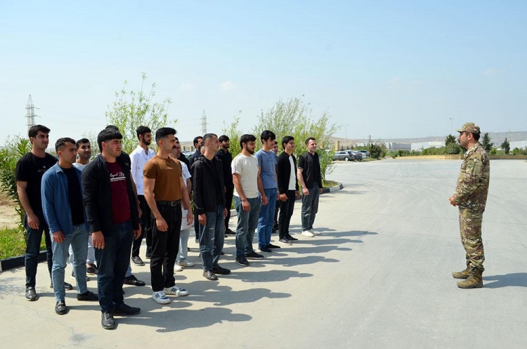 Hərbi vəzifəlilərlə praktiki məşğələlər keçirilir -
