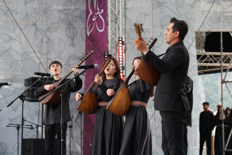 Şuşada “Xarıbülbül” festivalı davam edir