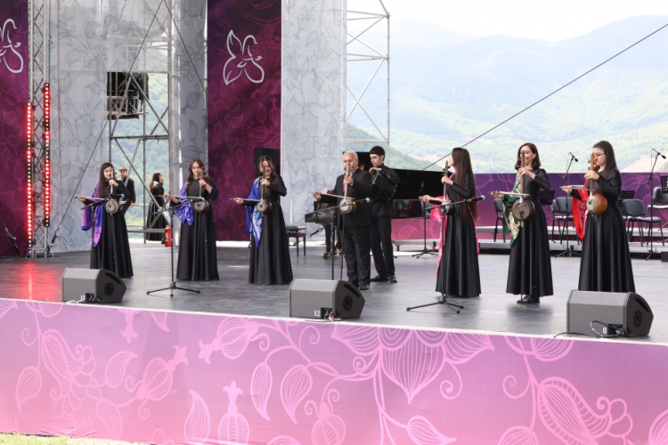 Şuşada “Xarıbülbül” festivalı davam edir