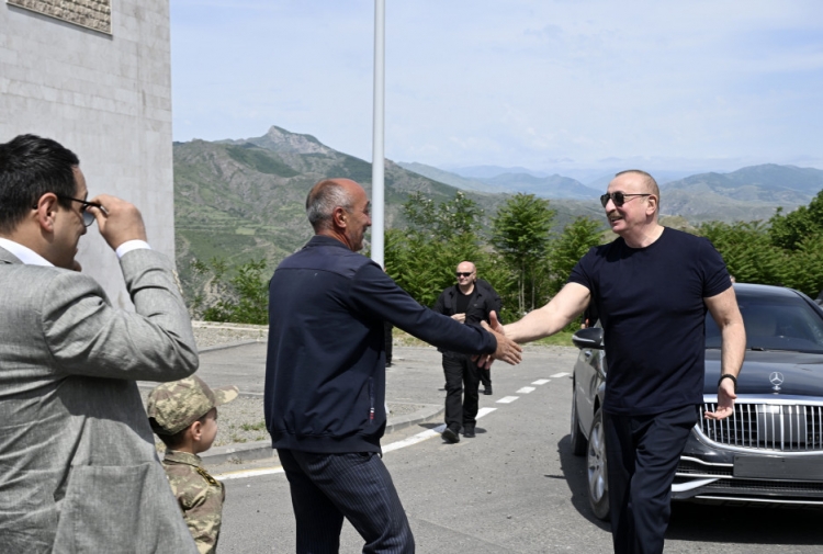Prezident Laçın şəhərində sakinlərlə görüşüb -