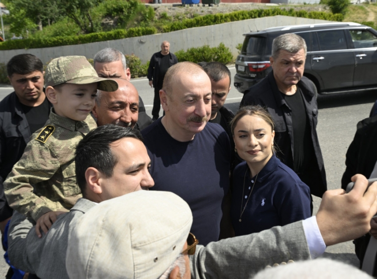 Prezident Laçın şəhərində sakinlərlə görüşüb -