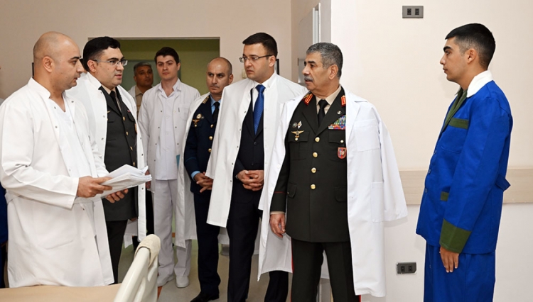 Müdafiə Nazirliyinin rəhbərliyi hospitalı ziyarət edib