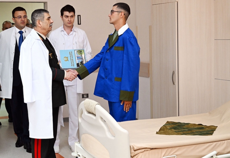 Müdafiə Nazirliyinin rəhbərliyi hospitalı ziyarət edib