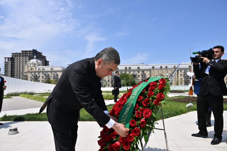 Berdiməhəmmədov Bakıda Zəfər parkını ziyarət edib