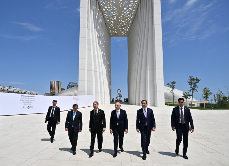 Berdiməhəmmədov Bakıda Zəfər parkını ziyarət edib