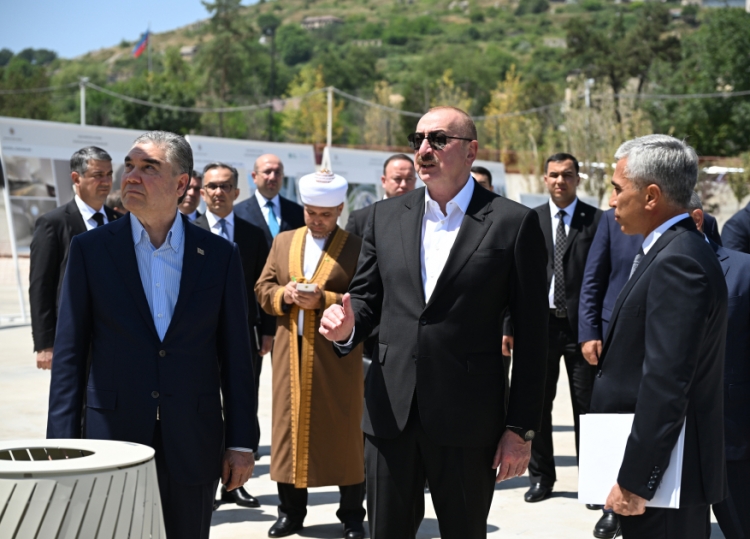 Əliyev və Berdiməhəmmədov Yeni Şuşa məscidində tikinti işlərinin gedişi ilə tanış olublar