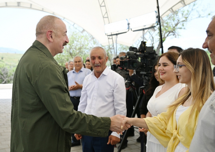 Prezident Xocalının Xanyurdu kəndində olub – İlham Əliyev bir qrup sakinlə görüşüb -