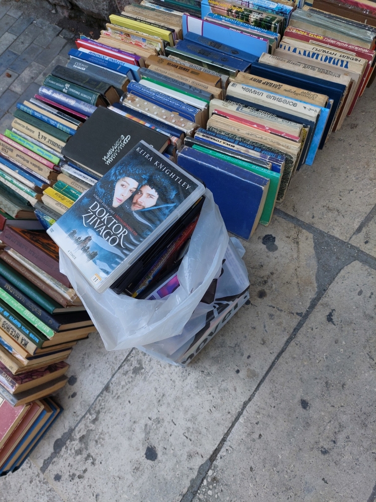 Sumqayıtda 20 qəpiyə kitab satılır -