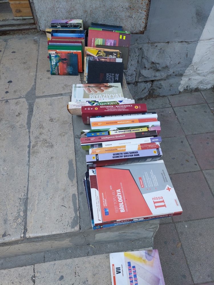 Sumqayıtda 20 qəpiyə kitab satılır -