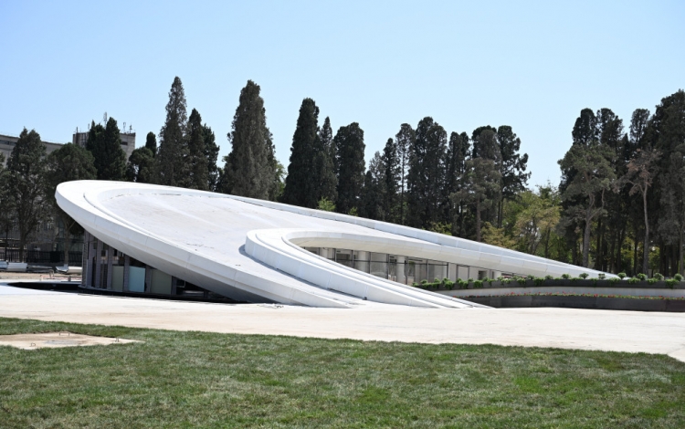 İlham Əliyev və Mehriban Əliyeva Gәncә Memorial Kompleksində görülən işlərlə tanış olublar