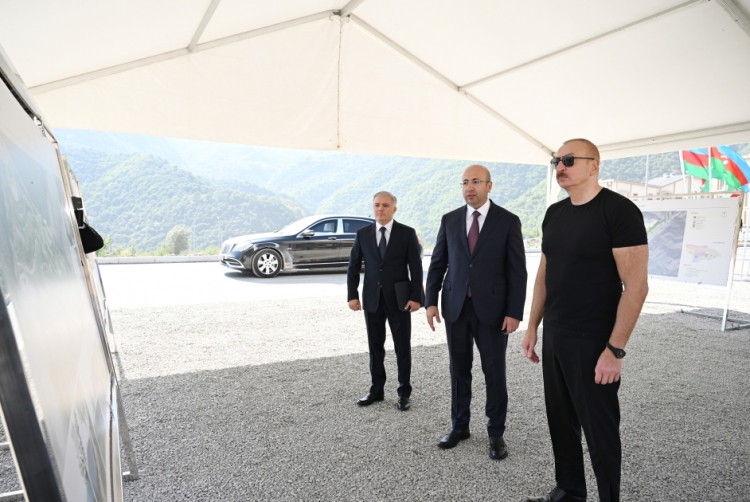 Prezident Kəlbəcər şəhər parkının təməlini qoyub