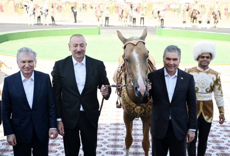 İlham Əliyev türkmən çaparlarının çıxışına baxıb
