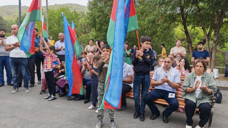 Ağdərənin Vəngli kəndinə köç olub