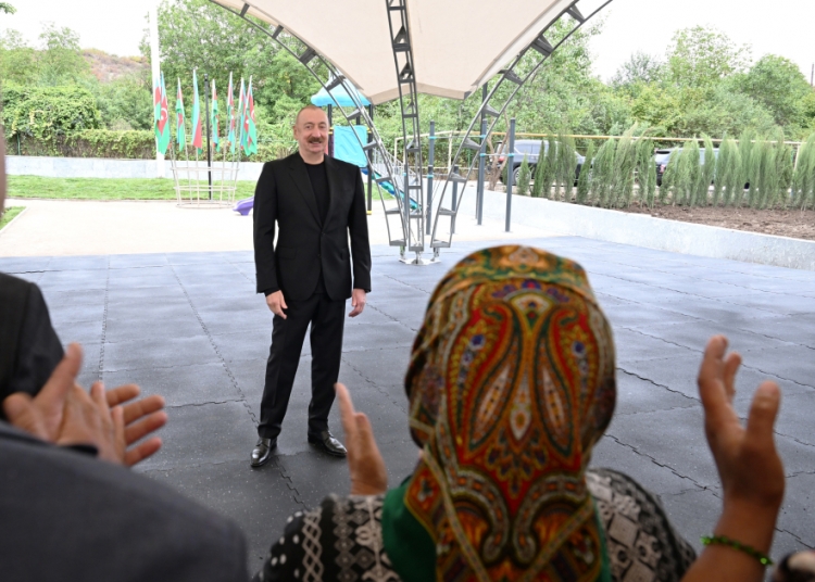 Prezident Xocalıda kənd sakinləri ilə görüşüb -